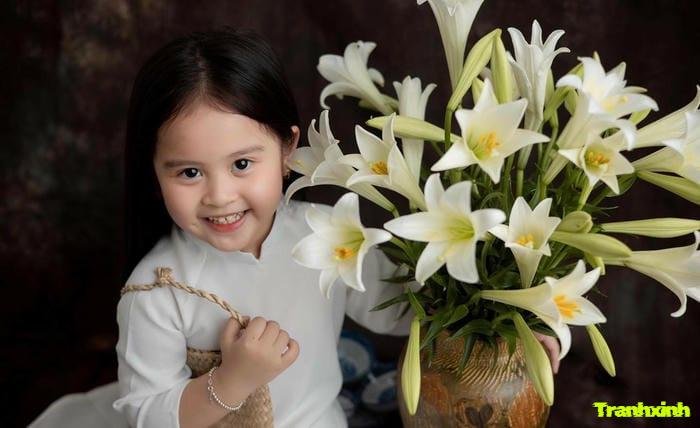 ảnh hoa loa kèn và cô gái