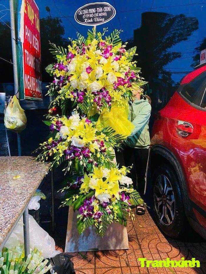 ảnh hoa tang với dải lụa