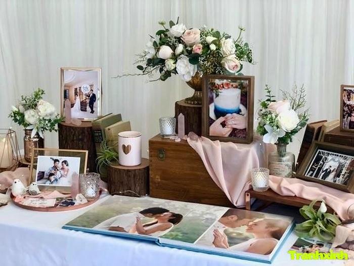 bàn để ảnh cưới và hoa