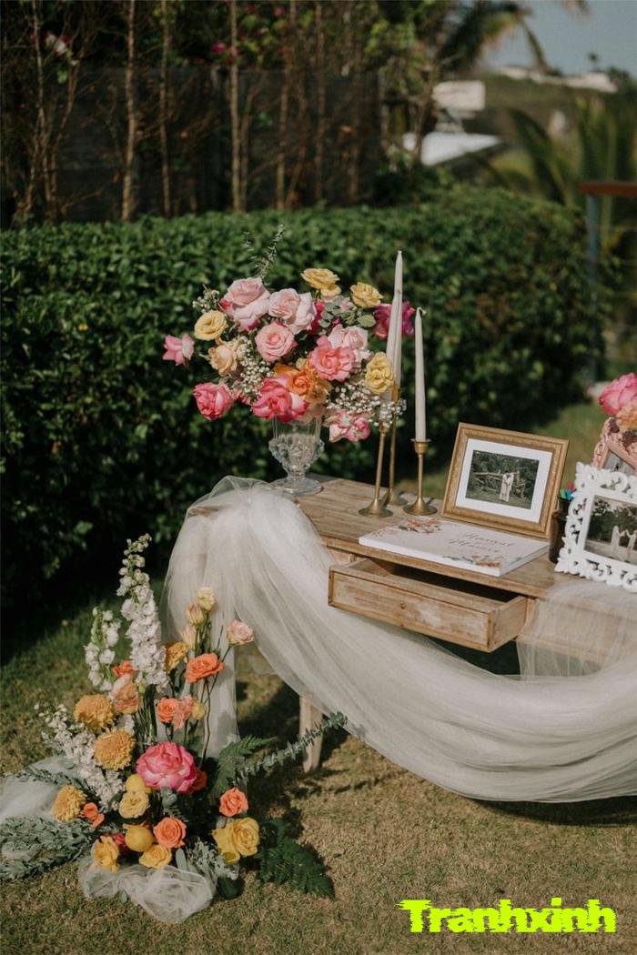 decor bàn gallery ảnh cưới đơn giản