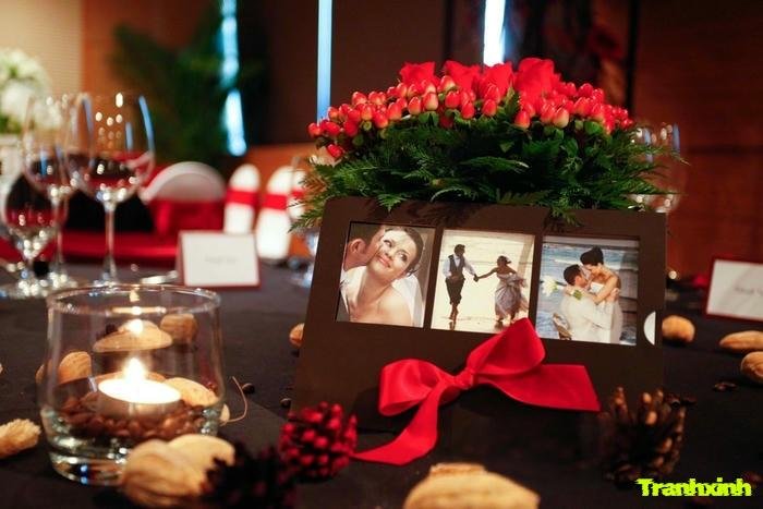 decor bàn gallery ảnh cưới tự nhiên