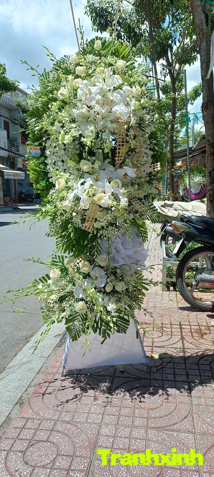 lẵng hoa chia buồn màu trắng