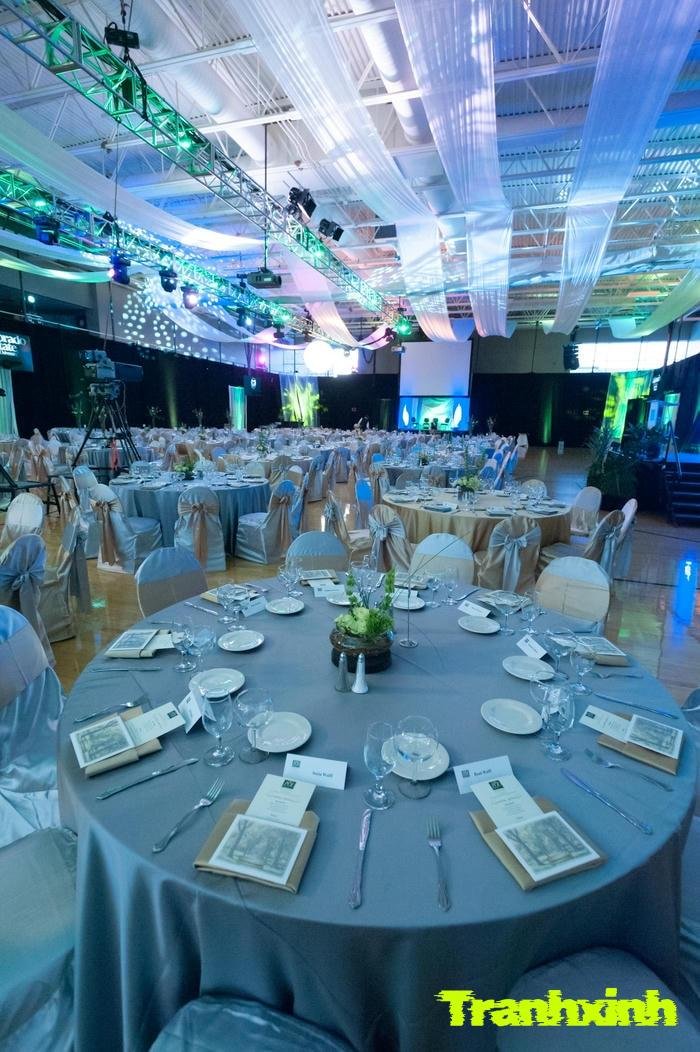 sắp xếp bàn tiệc thẩm mỹ