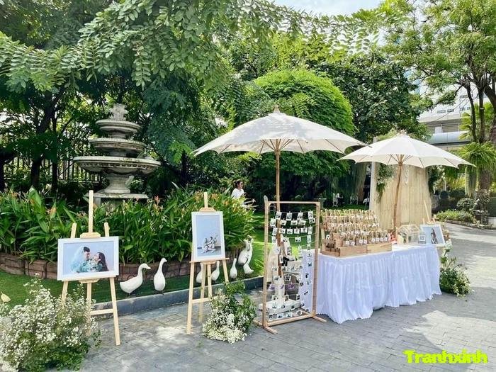 trang trí bàn ảnh cưới phong cách tối giản