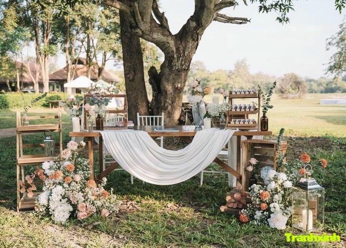 trang trí bàn ảnh cưới sáng tạo đơn giản