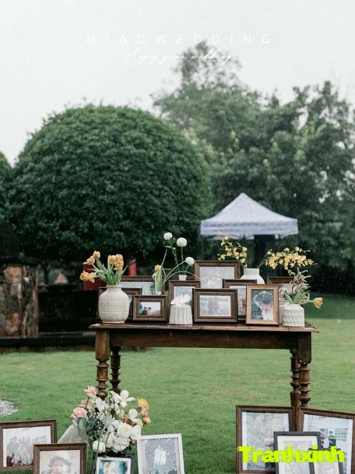trang trí bàn ảnh cưới tiết kiệm