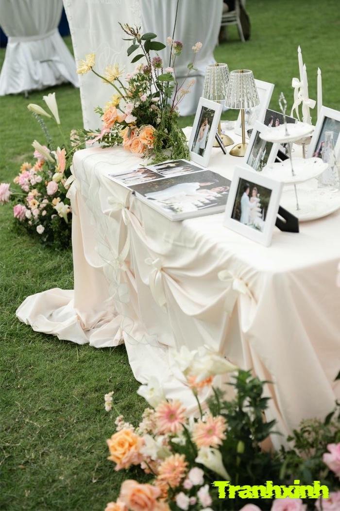 trang trí bàn ảnh cưới với khăn