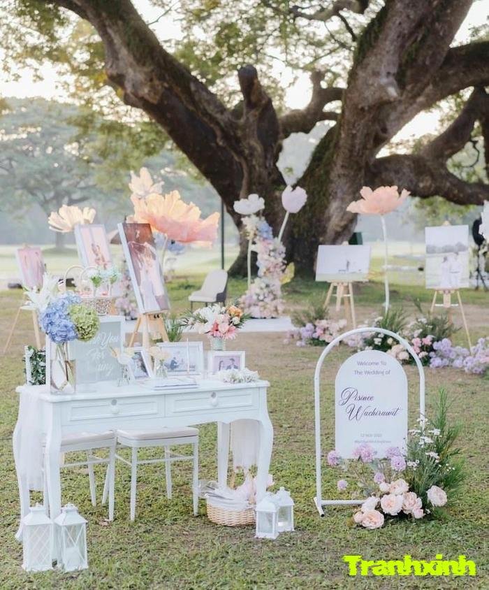 trang trí bàn để ảnh cưới đơn giản