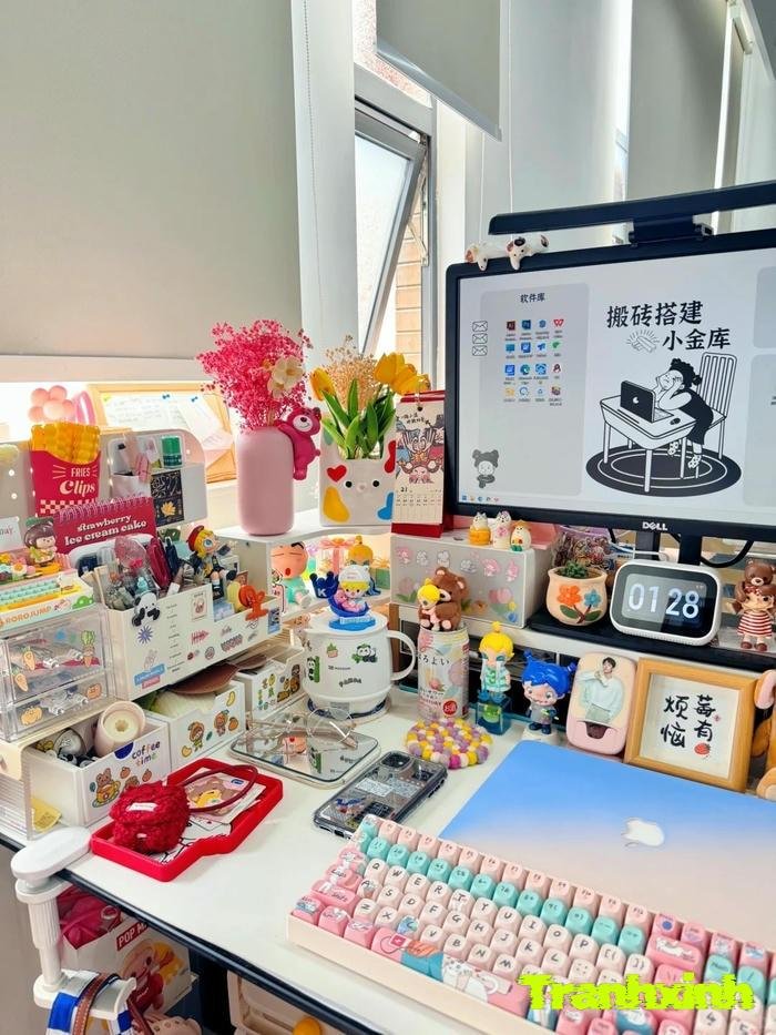 trang trí bàn làm việc với máy tính