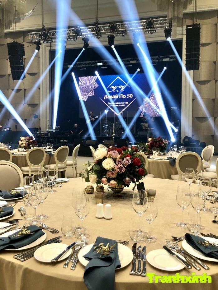 trang trí bàn tiệc lớn
