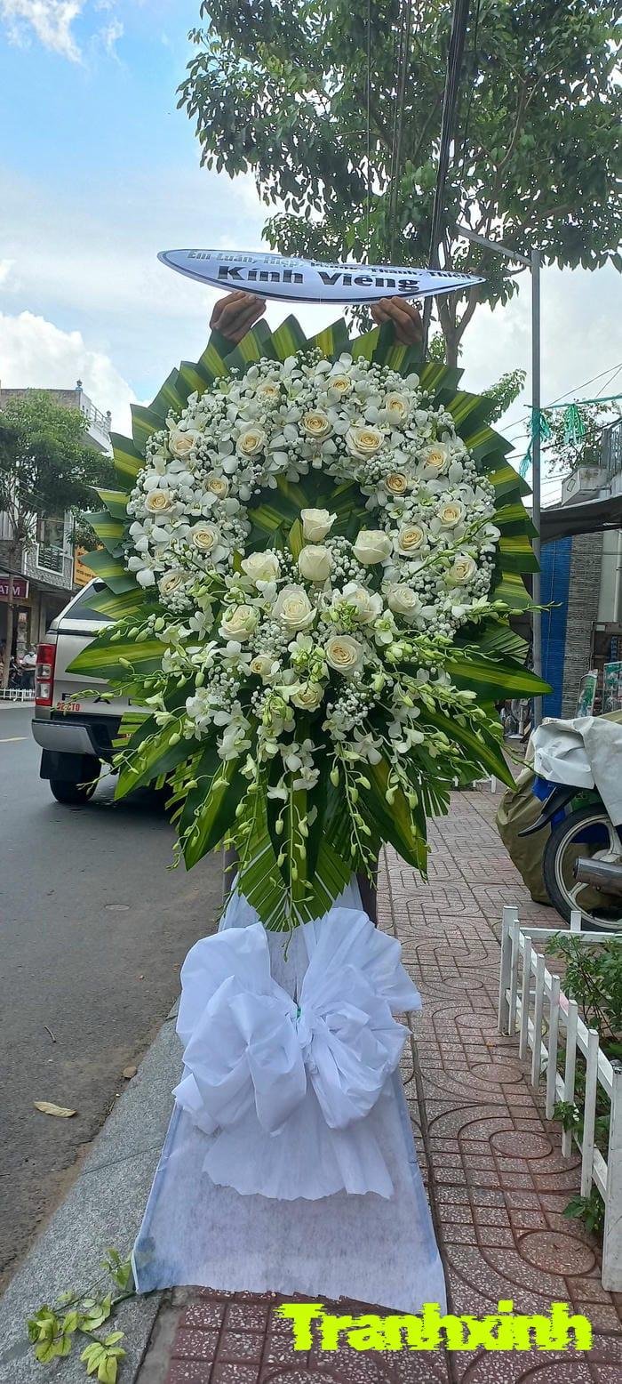 vòng hoa tang màu trắng