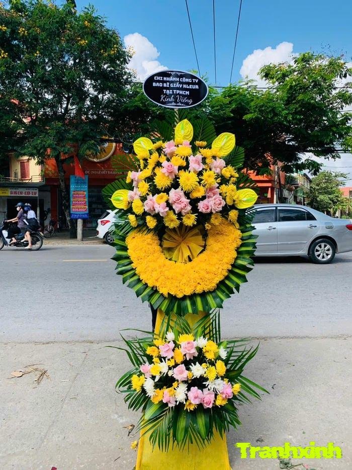 vòng hoa tang trang trọng