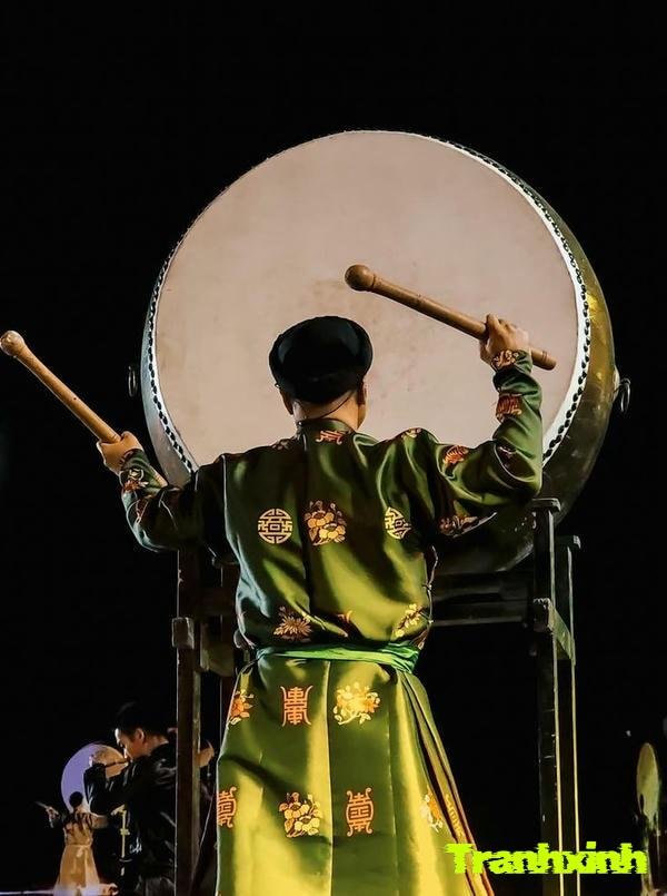 anh trang trí dùi trống khai giảng