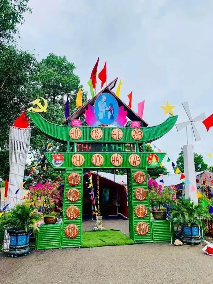 mẫu trang trí cổng trại đẹp