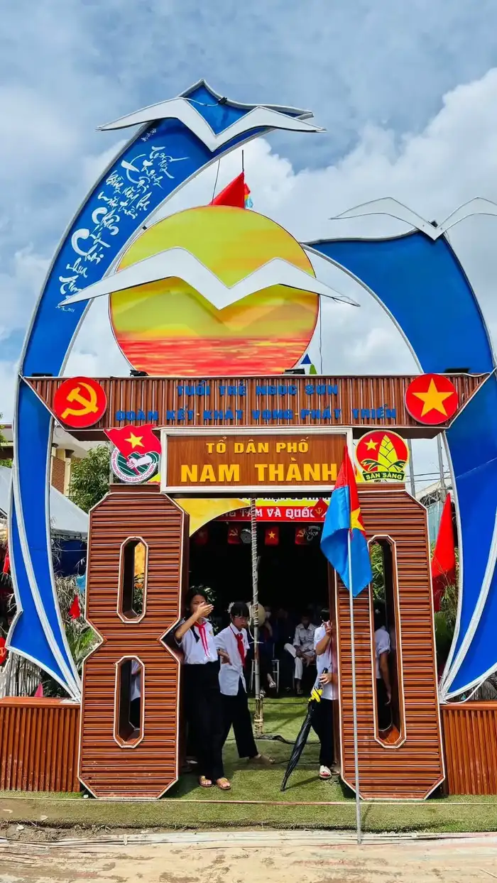 tổ dân phố trang trí cổng trại