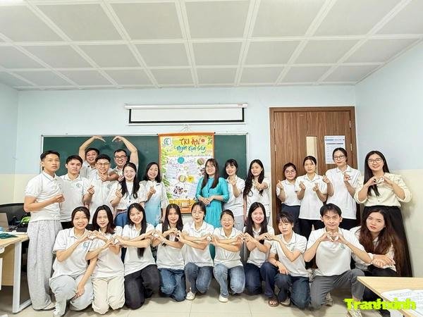 trang trí báo tường hd