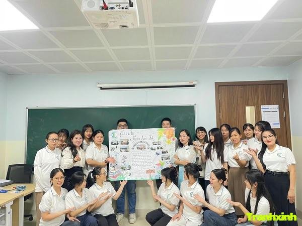 trang trí báo tường lạ