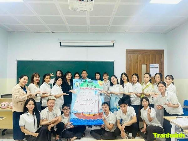 trang trí báo tường trung tâm