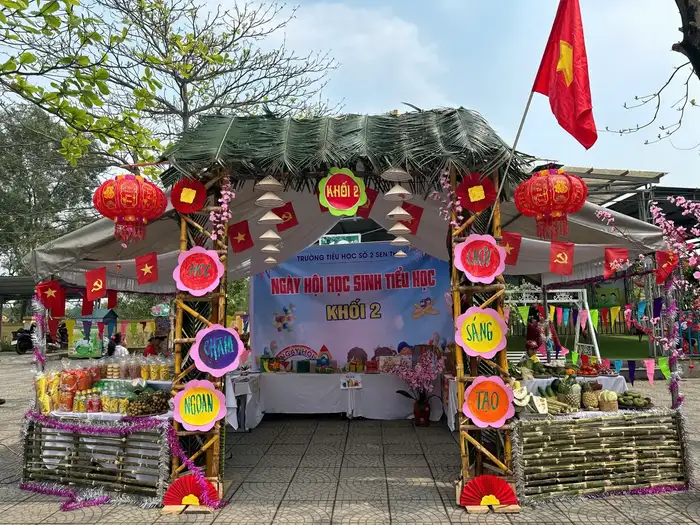 trang trí bên trong trại ấn tượng