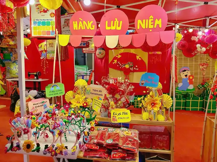 trang trí bên trong trại đẹp lung linh