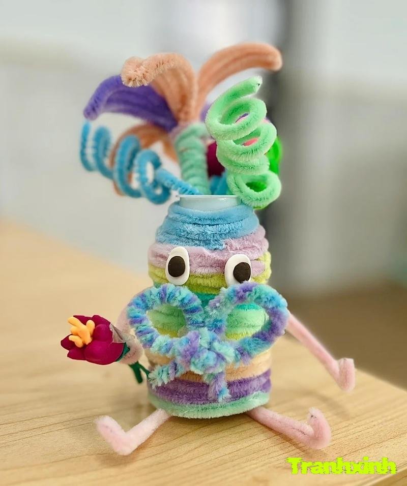 trang trí bình hoa bằng chai nhựa