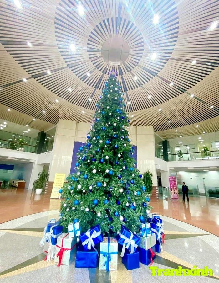 trang trí cây thông noel trong khách sạn