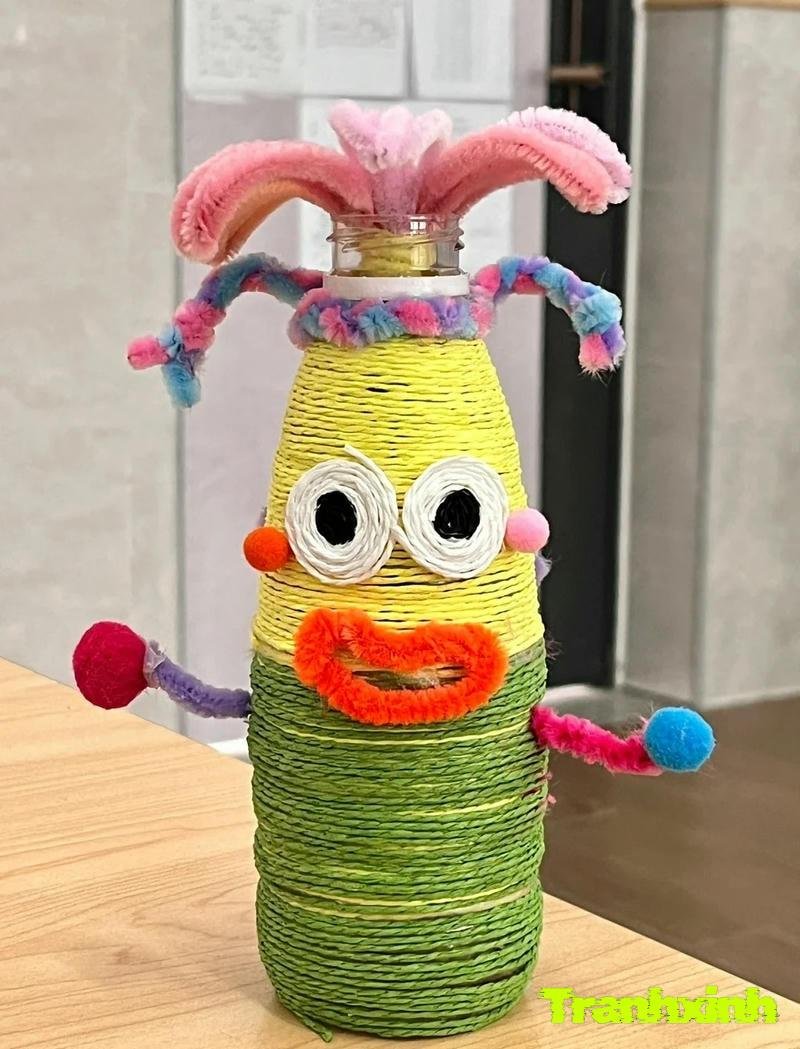 trang trí chai nhựa hề