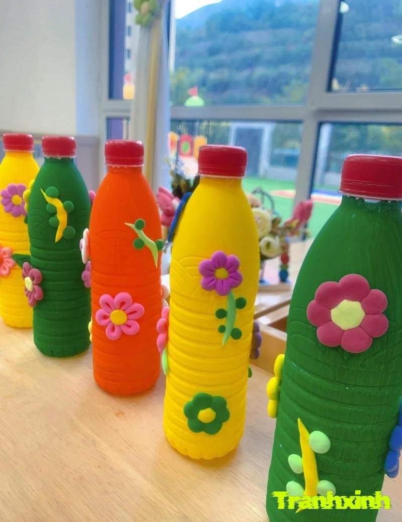 trang trí chai nhựa nhiều màu