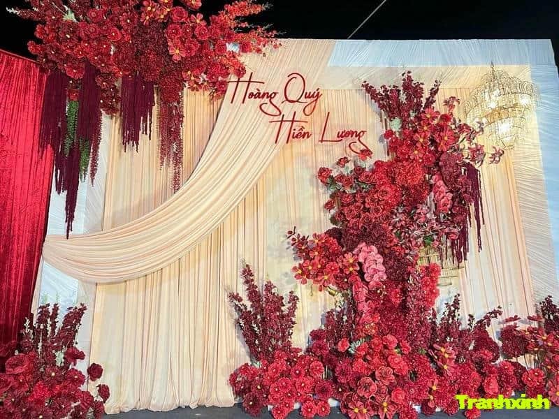 trang trí cổng cưới đỏ trắng