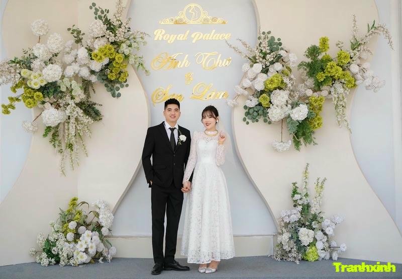 trang trí cổng cưới màu trắng