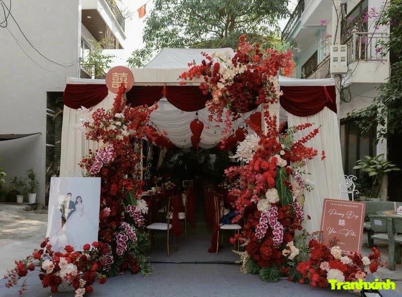 trang trí cổng cưới tôn đỏ