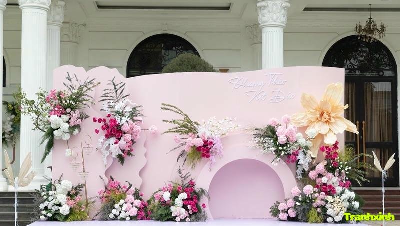 trang trí cổng cưới tông hồng