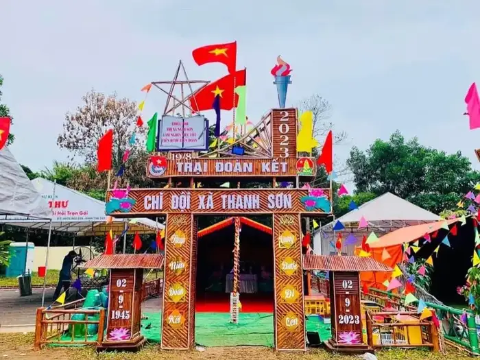 trang trí cổng trại 20 11