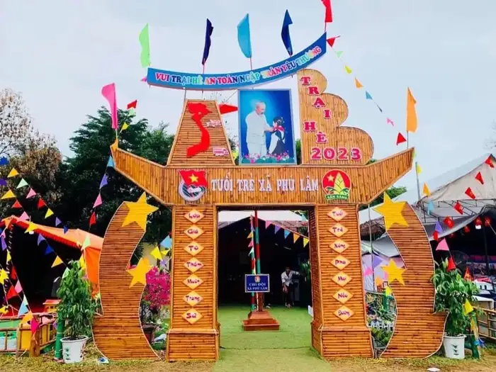 trang trí cổng trại ấn tượng