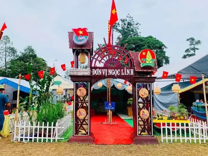 trang trí cổng trại bắt mắt