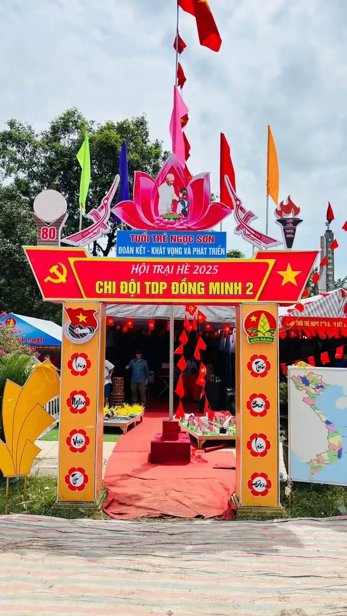 trang trí cổng trại công phu