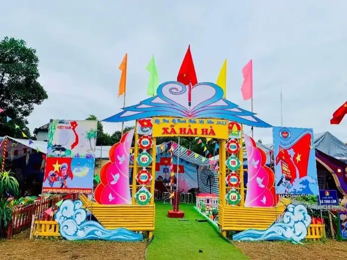 trang trí cổng trại độc lạ