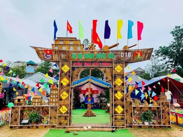 trang trí cổng trại hè