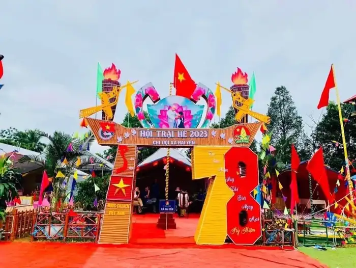 trang trí cổng trại hiện đại