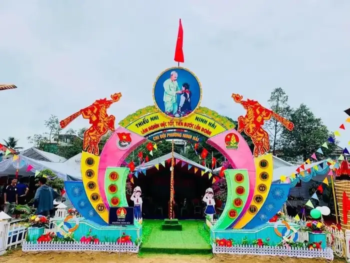 trang trí cổng trại hoành tráng