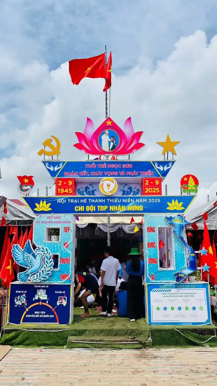 trang trí cổng trại học sinh