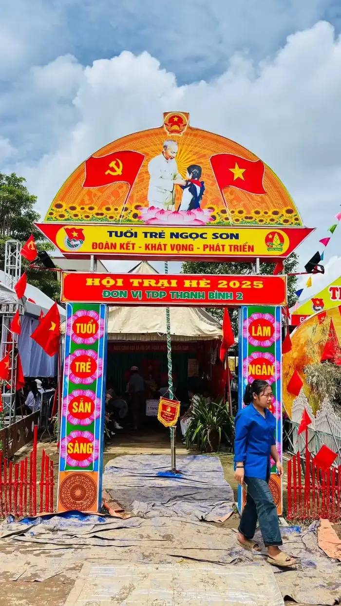 trang trí cổng trại mới lạ