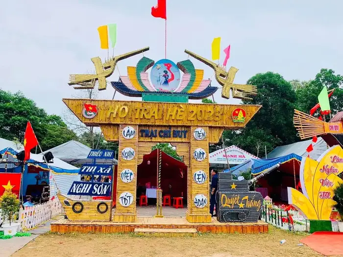 trang trí cổng trại nổi bật