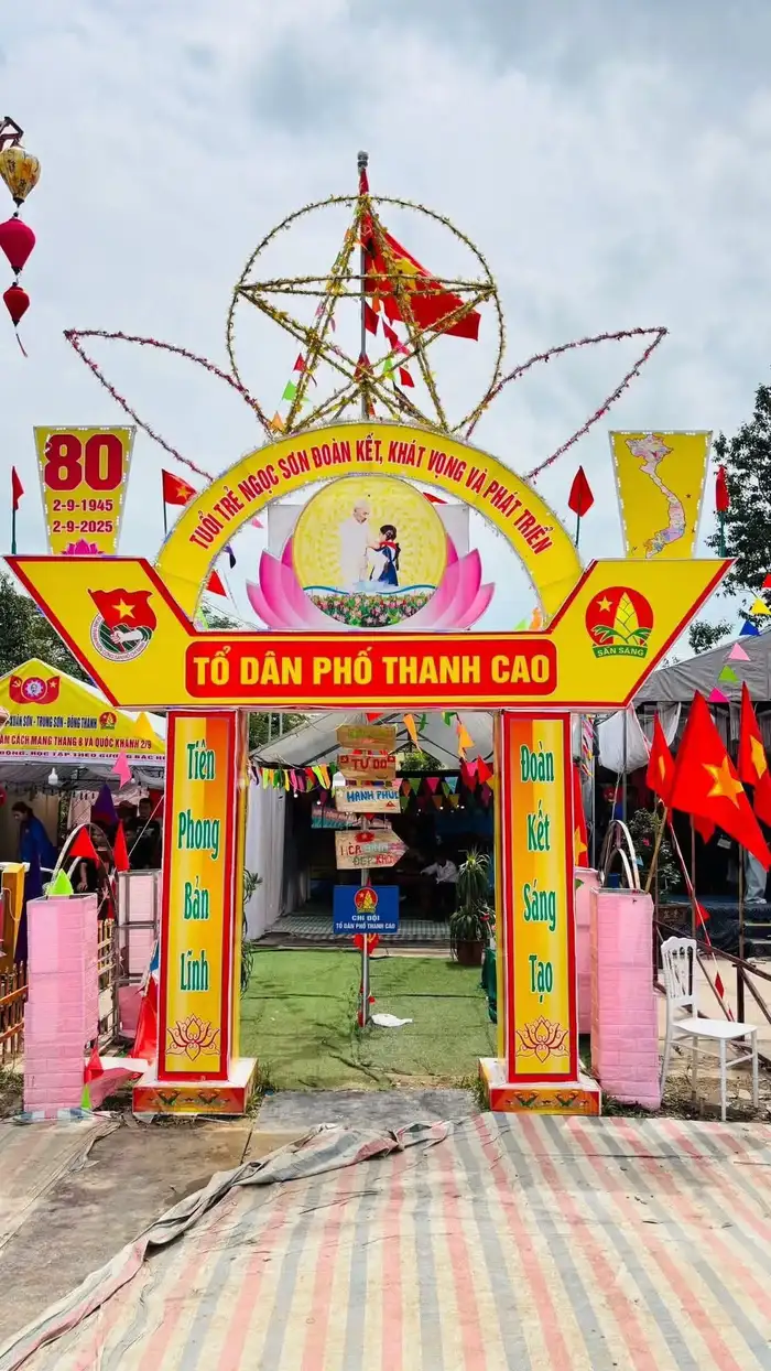 trang trí cổng trại phong cách trẻ