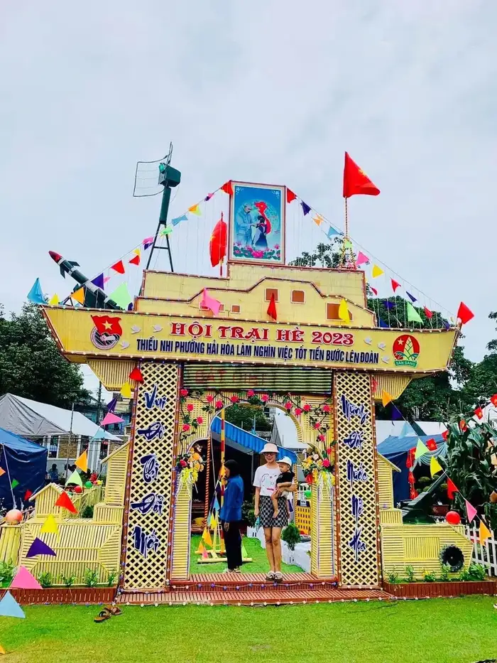 trang trí cổng trại sáng tạo