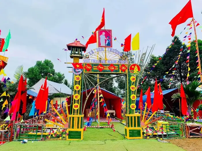 trang trí cổng trại thanh niên