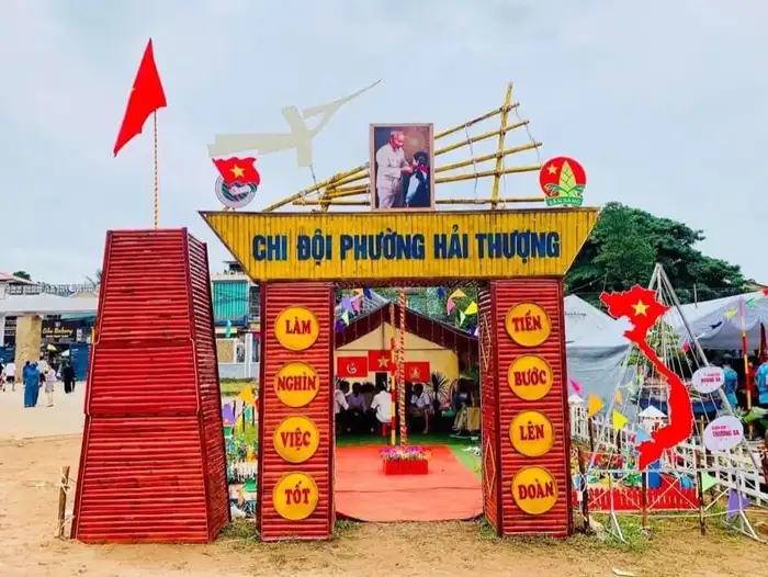 trang trí cổng trại theo chủ đề