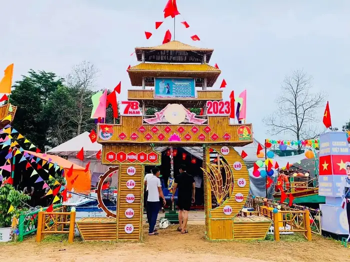 trang trí cổng trại truyền thống