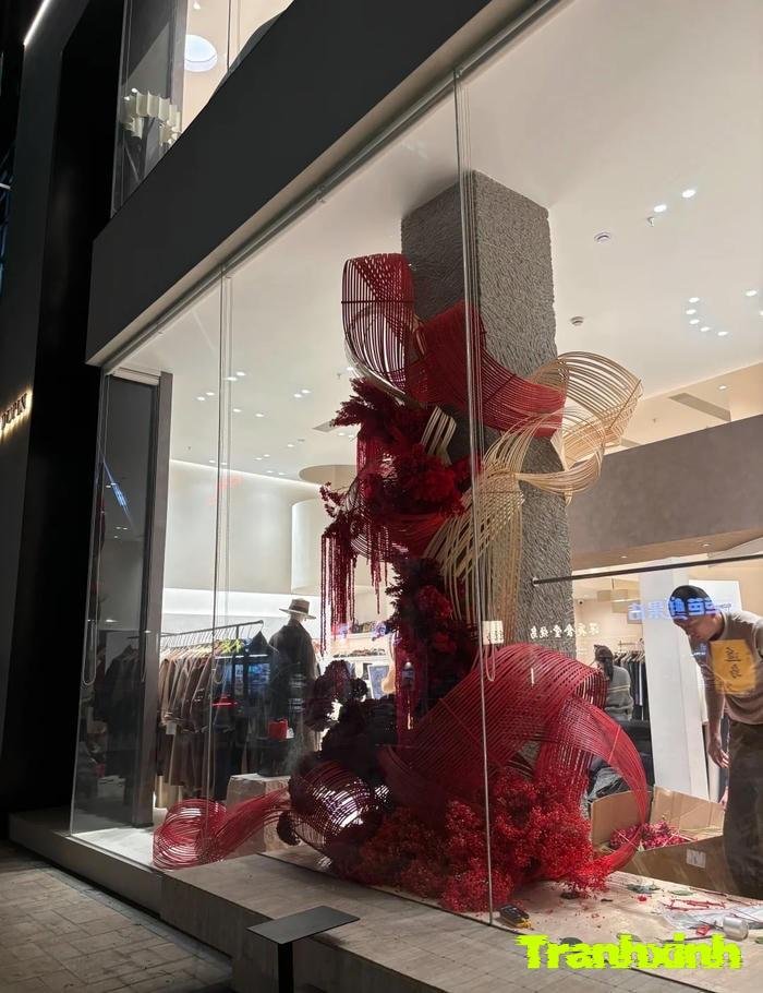 trang trí cửa kính tết màu đỏ