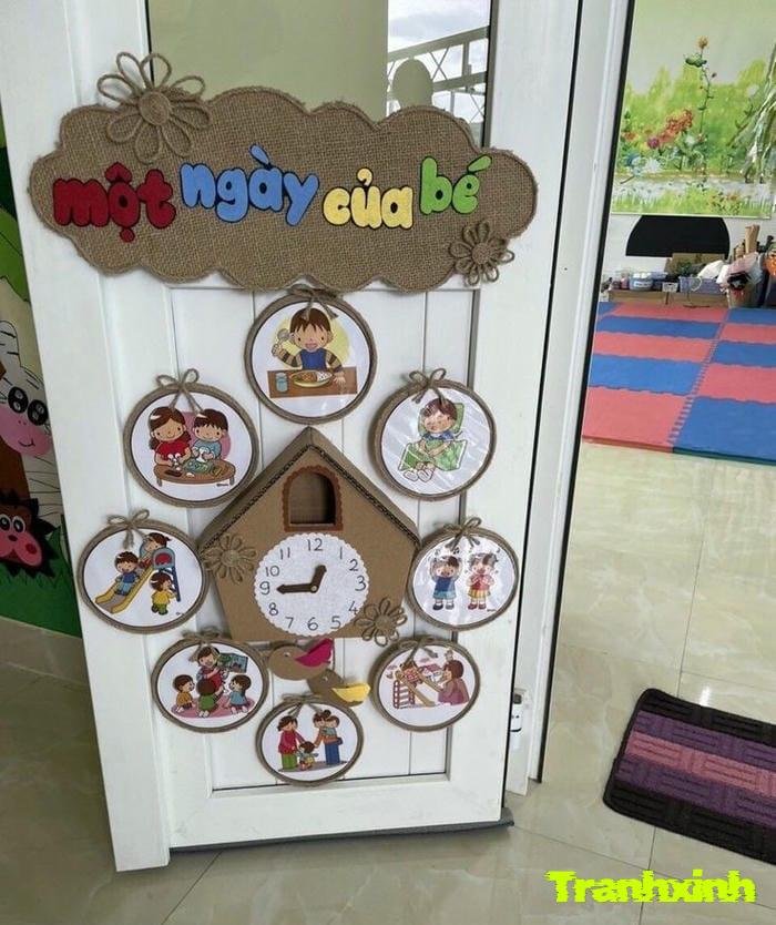 trang trí cửa lớp mầm non kiểu đồng hồ